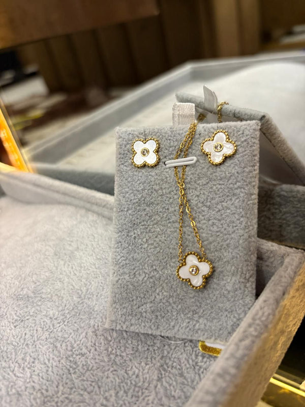 White Clover Locket Set – Gold Edition